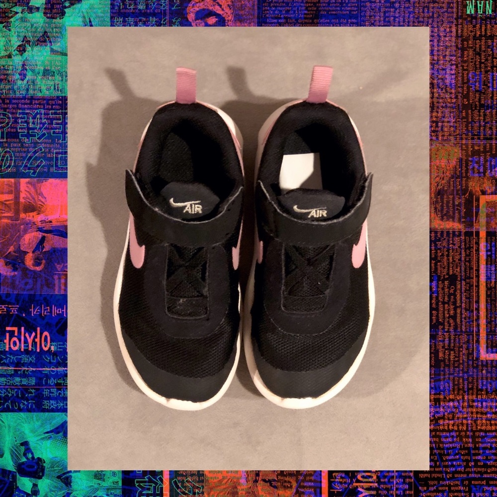 SOLD - Nike Girl Sneakers w/ Pink Swoosh